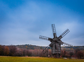 Plakat windmill in a field at autumn