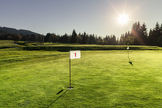 A hit on the golf course is associated with precision, wealth and practice. Characteristics which are important topics in the management and which are also transferred with this picture.