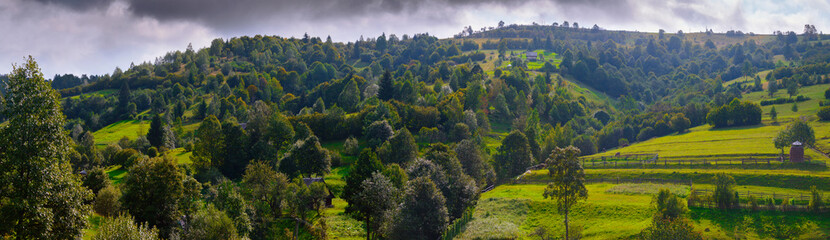Obraz premium Beautiful picturesque summer landscape, village in the ukrainian Carpathian mountains, Borzhava ridge, in the Transcarpathian region, Ukraine.