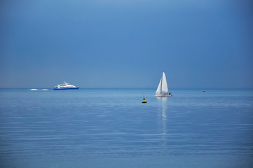 Obraz premium Seascape with sailboat the background of the blue sky.