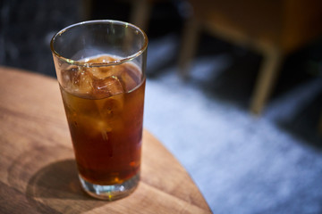ドリンク_落ち着いたバーにて