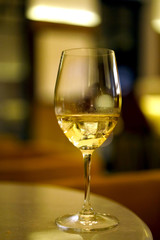 White whine in a glass, dinner i restaurant