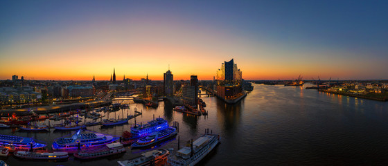 Luftbildaufnahme Sonnenaufgang mit Blick auf den Hamburger Hafen und Elbphilharmonie