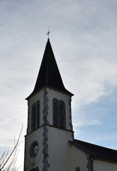 Fototapeta na wymiar Clocher de l'église du village de Ozenx dans le Béarn dans les Pyrénées Atlantiques