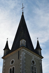 Fototapeta na wymiar Clocher de l'église du village de Ramous dans le Béarn dans les Pyrénées Atlantiques
