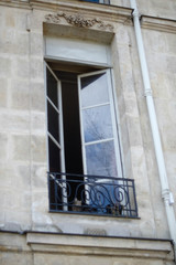 Fototapeta na wymiar Typical Parisian Building