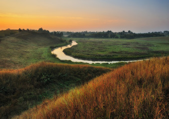 Obraz premium autumn morning. sunrise in the valley of the picturesque river