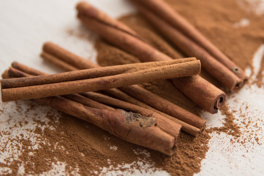 Zimt Zimtstange Zimtstangen Gew&uuml;rz Gew&uuml;rze Zimtpulver Kochen Backen Indische K&uuml;che Braun Orange Rost S&uuml;&szlig; Aroma Aromatisch Chai Latte Tee Cinnamon