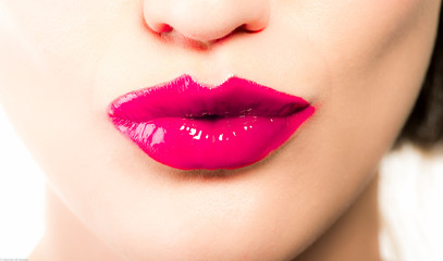 Fototapeta premium sorriso feminino com batom brilhante