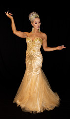 Naklejka premium Golden witch with magic hands, wearing crown