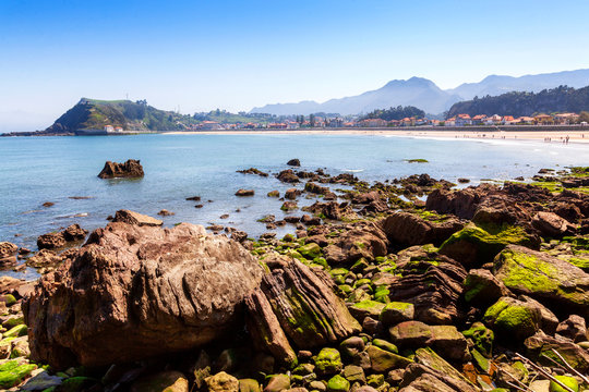 Playa de RIbadesella con marea baja. Asturias