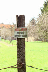 Schild mit der Aufschrift: 