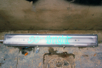 Chatarra con pintada en una calle de Valencia, España