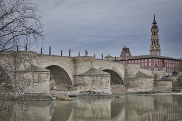 Vista del Puente de Piedra sobre el río Ebro de Zaragoza