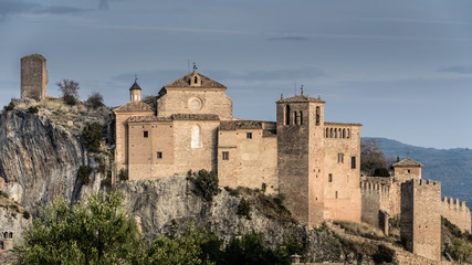 Fototapeta na wymiar Panorámica de la iglesia de Santa María la Mayor de Alquezar