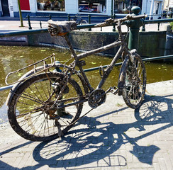 Fototapeta na wymiar Netherlands; A rusty very old bike
