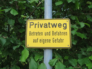 Privatweg - Betreten und Befahren auf eigene Gefahr