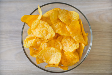 potato chips in a plate on the table top