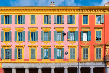 Nice, France, façade colorée, avec des fenêtres et des volets typiques
