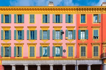 Papier Peint photo Lavable Nice Nice, France, façade colorée, avec des fenêtres et des volets typiques