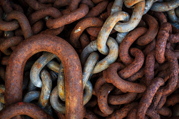 Rusty worn chain links in a pile