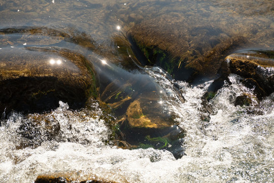 Flie&szlig;endes Wasser &uuml;ber Steine