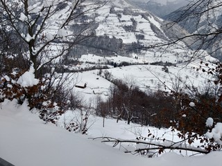  Bonito Paisaje de invierno en la montañas de los carpatos con árboles cubiertos de nieve en Rumania, Trasilvania, pueblo de Parva.