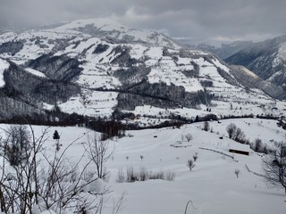  Bonito Paisaje de invierno en la montañas de los carpatos con árboles cubiertos de nieve en...