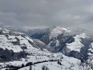  Bonito Paisaje de invierno en la montañas de los carpatos con árboles cubiertos de nieve en...