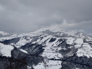  Bonito Paisaje de invierno en la montañas de los carpatos con árboles cubiertos de nieve en...