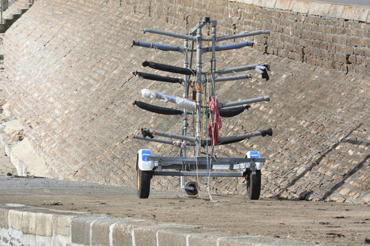 Chariot transportant des planches à voile .