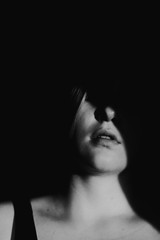 Junge Frau Portrait schwarz-weiß, dunkle Schatten