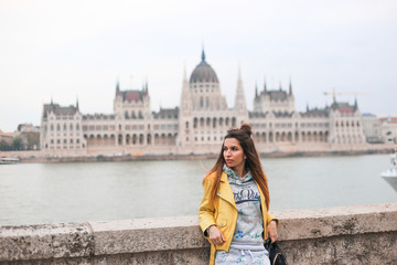 Fototapeta premium girl on Budapest building background 