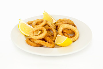 plato con aros de calamar frito y limon