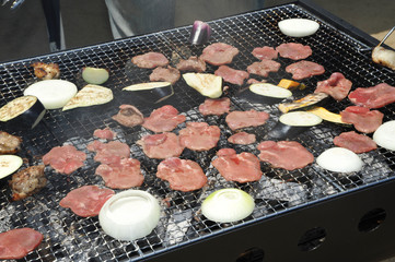 野外でのおいしそうなバーベキューのイメージ