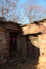 Fototapeta na wymiar old abandoned house
