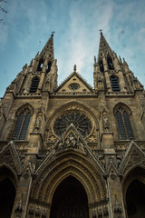 Fototapeta na wymiar Paris church seen upwards