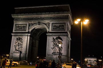 Fototapeta na wymiar triumphal arch illuminated at night
