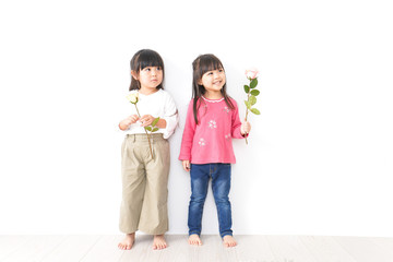お花を持つ女の子たち