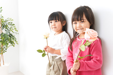お花を持つ女の子たち