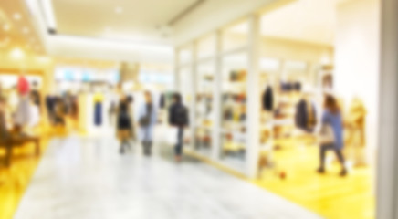 デフォーカスで撮影したショッピングモールの通路イメージ