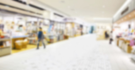 デフォーカスで撮影したショッピングモールの通路イメージ