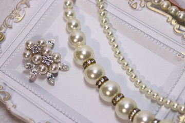真珠のネックレスとブローチ