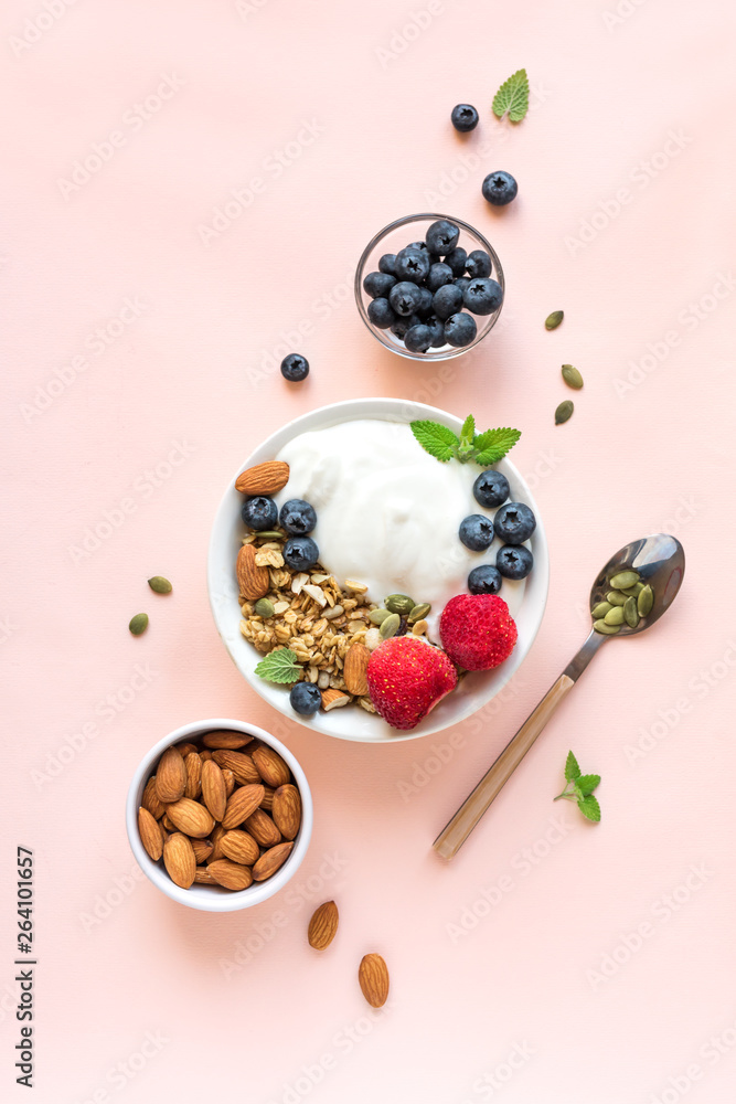 Sticker yogurt with granola and berries