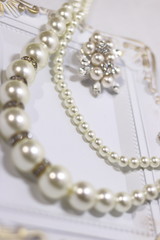 真珠のネックレスとブローチ