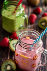 smoothies kiwi and strawberry