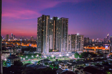 Obraz premium Blurred background of lights from various buildings Condominium, residence, with a variety of colorful bokeh