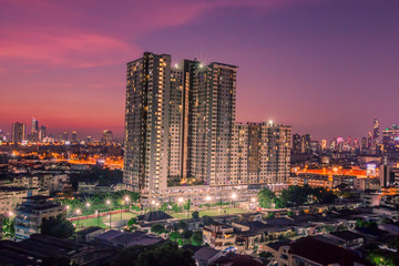 Obraz premium Blurred background of lights from various buildings Condominium, residence, with a variety of colorful bokeh