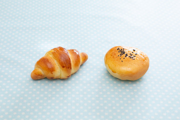 2種類のパン　テーブルロールとあんぱん