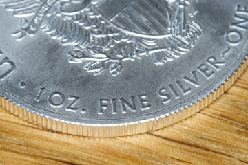 Silber-Unze auf Holz (fine silver)